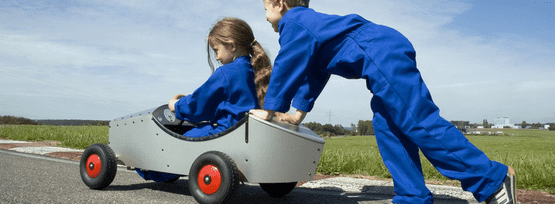 Talleres Cardona niños jugando con carro pequeño